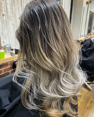 ロング 大久保寿高✨ なりたい色を叶える✨のヘアスタイル