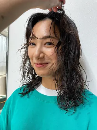 ミディアム パーマ oma　袮次金 鈴香のヘアスタイル