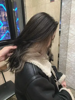 セミロング カラー ヘアアレンジ 🌟小顔レイヤー× 赤み消し透明感カラーのヘアスタイル