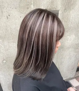 セミロング 🫧ハイライトカラー 🫧 𝓜𝓘𝓤のヘアスタイル