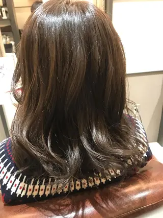 セミロング カラー Avery SHINのヘアスタイル