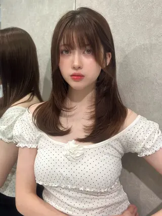 セミロング 暖色カラー/新宿/韓 国風レイヤー鮫島志穂のヘアスタイル