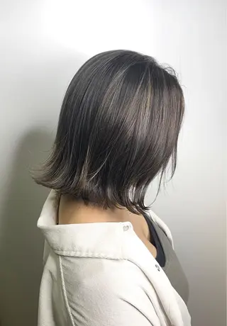 ショート カラー ヘアアレンジ 🌟小顔レイヤー× 赤み消し透明感カラーのヘアスタイル