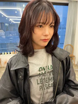 ミディアム カラー 💓パーマ，💗 レイヤーカットのヘアスタイル