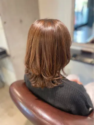 ミディアム 根本 真奈のヘアスタイル