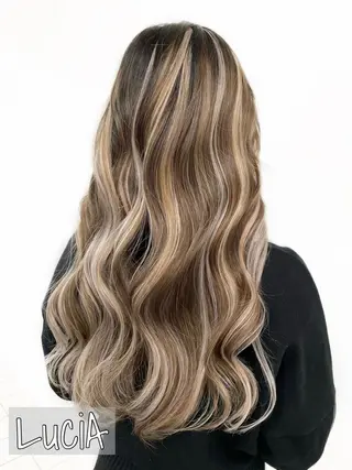 ロング ヘアアレンジ LuciA エクステカラーのヘアスタイル