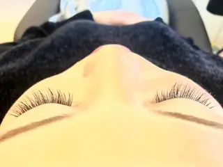 マツエク・マツパ eyelush color world庄内駅前所属・シールエクステ／豊中 吉田孝司のヘアスタイル