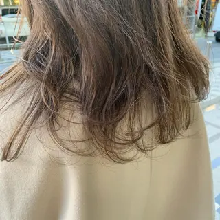 ロング SAKINO. ベージュカラーのヘアスタイル