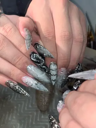 ネイル さゆり￤推しキャラ ￤ロングネイル🩷のネイルデザイン