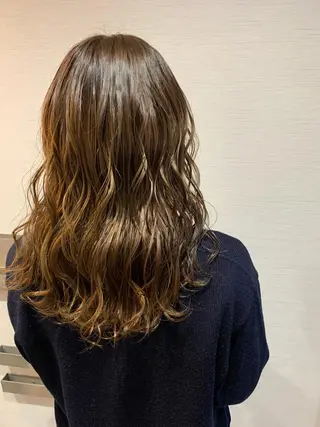 セミロング カラー 蓮見  友里のヘアスタイル