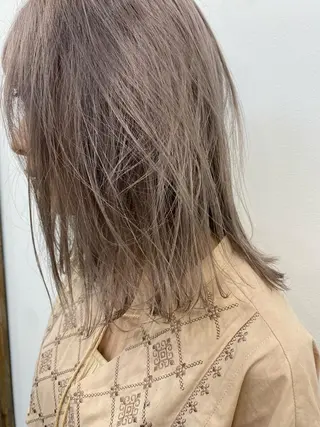 ミディアム ボブ/ハイトーン REINAのヘアスタイル