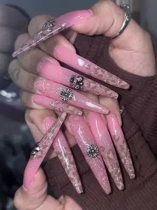 ネイル NES NAIL所属・さゆり￤推しキャラ ￤ロングネイル🩷のネイルデザイン