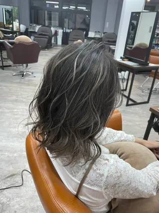 ミディアム カラー 須佐 勝也のヘアスタイル