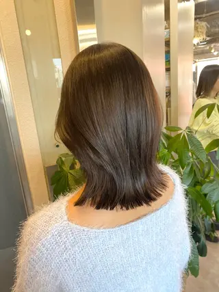 ミディアム カラー AYANO ／レイヤー／オリーブのヘアスタイル