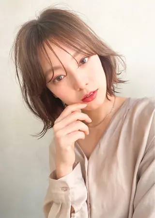 ショート カラー ヘアアレンジ 🌟小顔レイヤー× 赤み消し透明感カラーのヘアスタイル