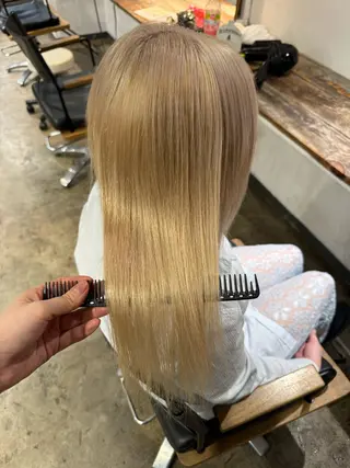 ロング カラー ナチュラルカラー/ ハイトーン AMIのヘアスタイル