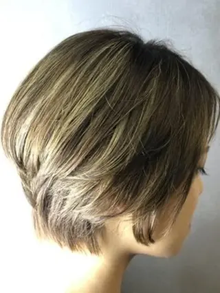 ショート 白子 怜のヘアスタイル