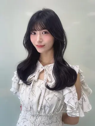 カラー 韓国🇰🇷トレンド レイヤーカット🩶のヘアスタイル