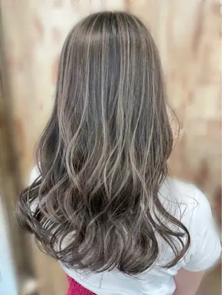 ロング カラー Mëw &のヘアスタイル