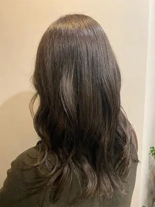 セミロング カラー 金ウンス 髪質改善カラーのヘアスタイル