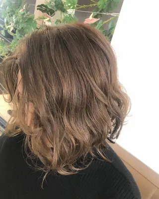 ミディアム カラー 小松 瑞季のヘアスタイル