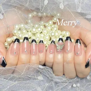 ネイル 🦋 Queenieのネイルデザイン