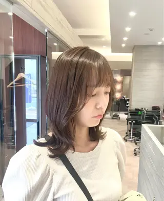 ミディアム カラー サキ🤍ハイトーン 🩰くびれ巻きヘアのヘアスタイル