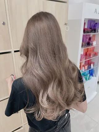 ロング カラー レイヤーカット 透明感カラーのヘアスタイル