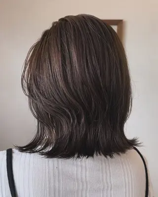 ミディアム カラー 岩村 夏姫のヘアスタイル