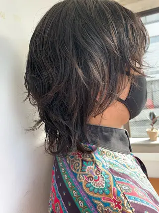 ミディアム パーマ メンズ 💓パーマ，💗 レイヤーカットのヘアスタイル