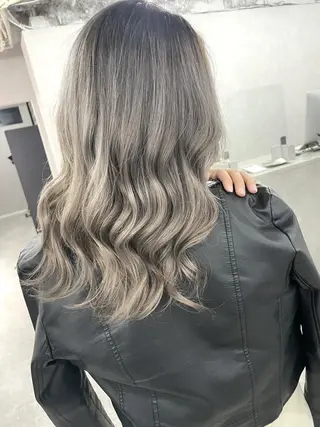 セミロング カラー ヘアアレンジ ハイトーン カラーのヘアスタイル