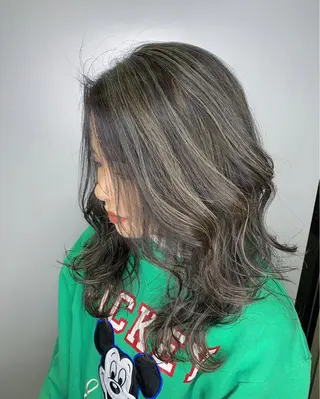 ミディアム 🌟小顔レイヤー× 赤み消し透明感カラーのヘアスタイル