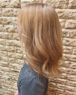 ミディアム カラー 谷口 瑠南のヘアスタイル