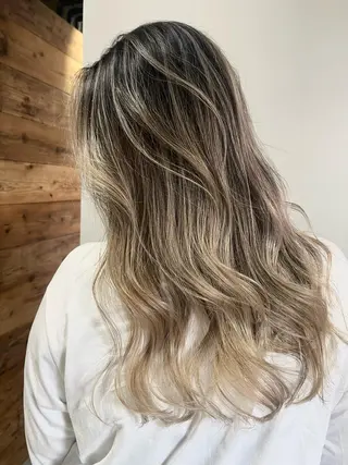 ロング カラー 白髪ぼかしハイライト バレイヤージュヤマトのヘアスタイル