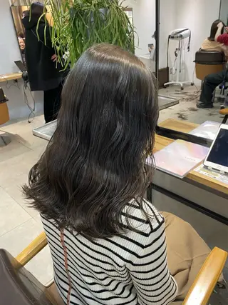 セミロング カラー ミルクティー× グレージュMOMOのヘアスタイル