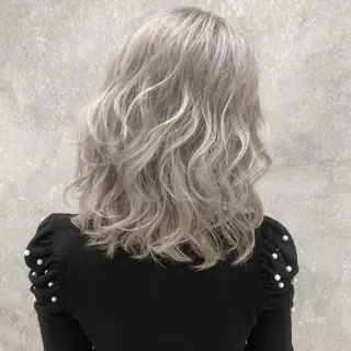 ミディアム カラー にしき さんのヘアスタイル