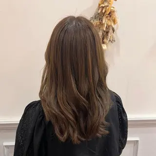 セミロング カラー よしだ しおりのヘアスタイル