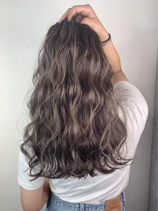 ロング カラー ＿WHITE鳳店 アンダーバーホワイトのヘアスタイル