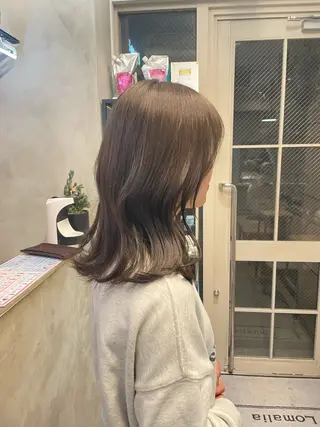 ミディアム カラー ミルクティー× グレージュMOMOのヘアスタイル