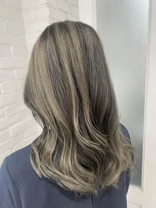 セミロング カラー Ida Akaneのヘアスタイル