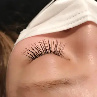 マツエク・マツパ UMEDA FIGAROのヘアスタイル
