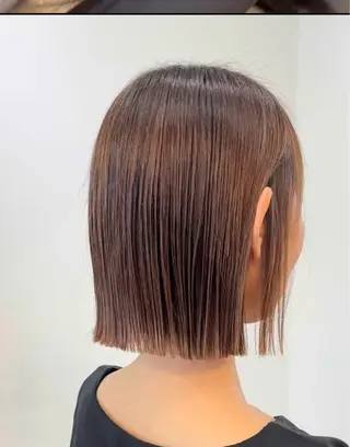 ショート momo/レイヤー /デザインカラーのヘアスタイル