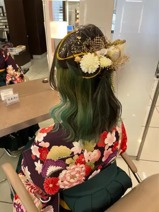 カラー ヘアアレンジ 羽エクステ🩷 🤍まき🤍のマツエク・マツパデザイン