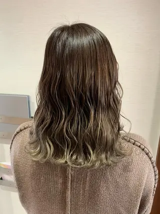 セミロング カラー 蓮見  友里のヘアスタイル