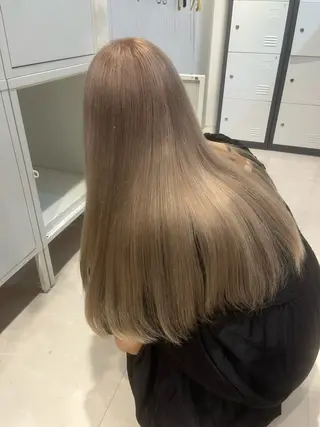 カラー ニトウ レイナのヘアスタイル