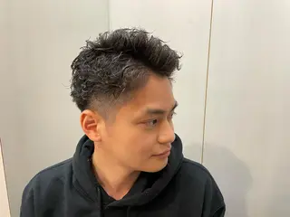 パーマ メンズ 渡邊 絢のヘアスタイル