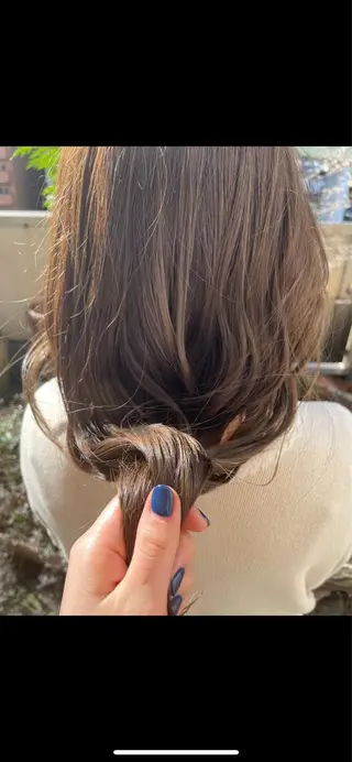 ロング カラー Takanishi くすみベージュカラーのヘアスタイル