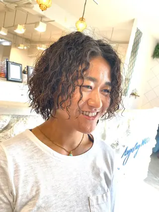 ミディアム パーマ 饒平名 知也のヘアスタイル