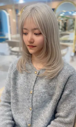 ミディアム Akane レイヤー/艶カラーのヘアスタイル