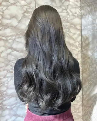 ロング カラー ヘアアレンジ 🌟小顔レイヤー× 赤み消し透明感カラーのヘアスタイル